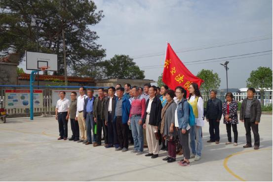我院党员干部与金华村党员干部共同参加升旗仪式.jpg