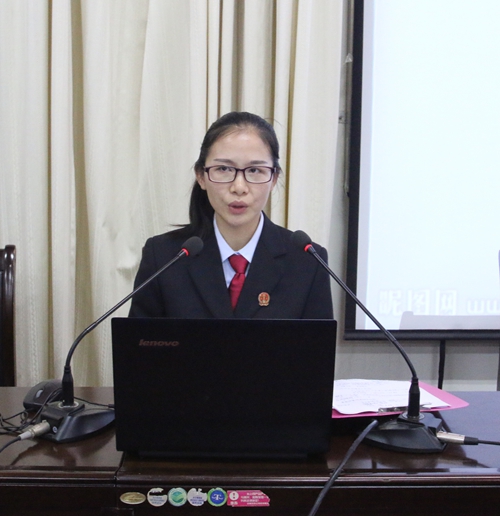 青年法官助理黄亚兰为同学们讲课.JPG