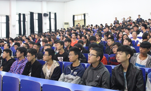 同学们听的聚精会神.JPG